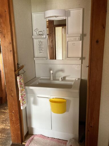 洗面化粧台と電気温水器のセット（注意事項あり）
