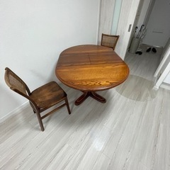 アンティークなテーブル椅子