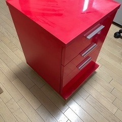 赤い引き出しケースとカラーボックスをセットで差し上げます。(無料)