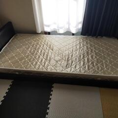 床置きタイプのシングルベッドです