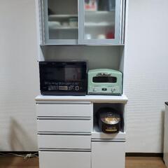 シンプルデザインの食器棚