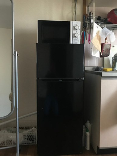 Haier の冷蔵庫、DRーD429 レンジ、全体鏡、色々なキッチン具
