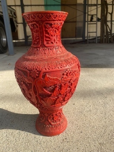 金属製のツボ　壺　花瓶