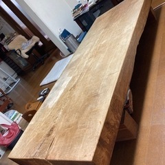 ★厚みが貴重　『一枚板の食卓机』