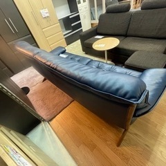 【リサイクルサービス八光　田上店　配達・設置OK】カリモク家具　国産家具　長椅子　ZU4953 木部/ウォールナットナチュラル　本革(リーベル)張