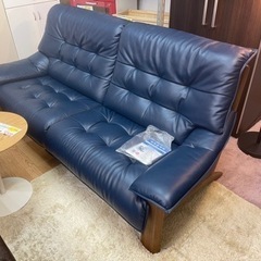 【リサイクルサービス八光　田上店　配達・設置OK】カリモク家具　国産家具　長椅子　ZU4953 木部/ウォールナットナチュラル　本革(リーベル)張