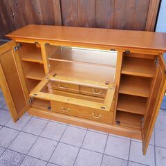 人気のmaruni(マルニ)の地中海シリーズのサイドボードです！！クラシックなデザインが印象的なアンティーク調のリビングボードはキッチンのカップボードなどにもおススメです♪BL219