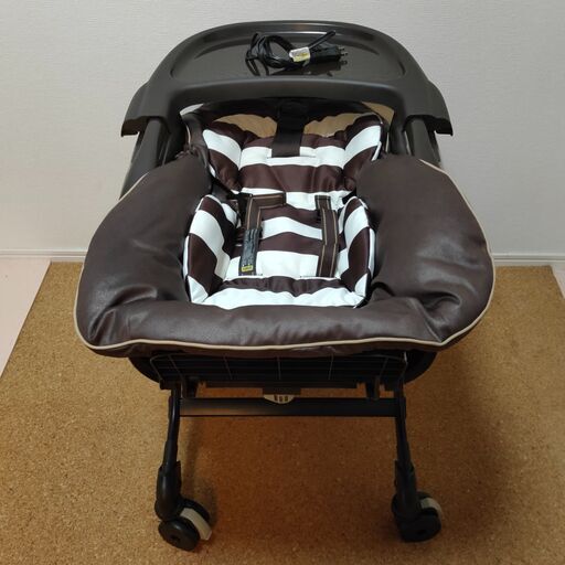 美品！コンビ combi ネムリラ　AUTO SWING 4キャス　ブラウン Amazon.co.jp: COMBI コンビ ネムリラ4キャス AT 電動チェア オート