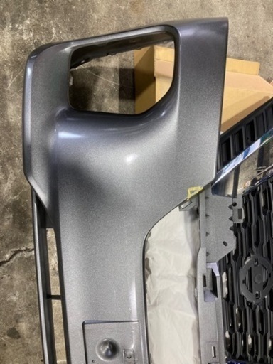NV350キャラバン　フロントバンパー フロントグリル 中古品