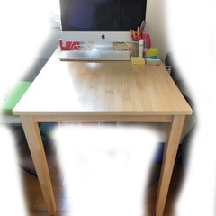 木製の机と椅子2つ