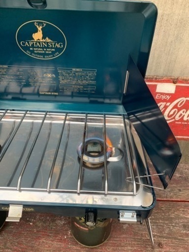 キャプテンスタッグ2バーナーガスコンロ　コールマンエンボスプレートセット キャプテンスタッグ2バーナーガスコンロ コールマンエンボスプレートセット