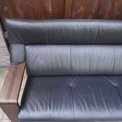 karimoku(カリモク家具)のダンテ 本革3人掛けソファです。モダンなハイバックタイプのアーム付トリプルソファーはゆったりとした快適な空間を演出します♪肘掛はサイドテーブルにも！①BL225