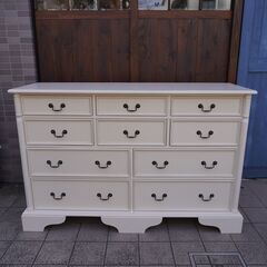 稀少なLAURA ASHLEY(ローラアシュレイ)のclifton(クリフトン)シリーズ ワイドチェスト。真鍮の取っ手がアクセントのエレガントなチェスト♪4段10杯のドロワーは収納力もあります！BL227