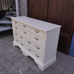 稀少なLAURA ASHLEY(ローラアシュレイ)のclifton(クリフトン)シリーズ ワイドチェスト。真鍮の取っ手がアクセントのエレガントなチェスト♪4段10杯のドロワーは収納力もあります！BL227