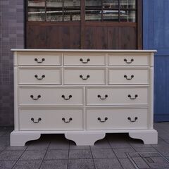 稀少なLAURA ASHLEY(ローラアシュレイ)のclifton(クリフトン)シリーズ ワイドチェスト。真鍮の取っ手がアクセントのエレガントなチェスト♪4段10杯のドロワーは収納力もあります！BL227