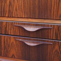 デンマーク製のローズウッド材を使用したサイドボードです。北欧らしいシンプルなデザインが特徴的なおしゃれなビンテージ北欧家具。浅めの奥行ながら収納力もあるリビングボードです♪BL235