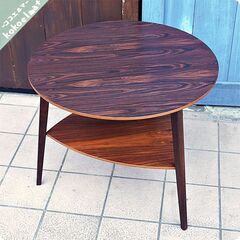 北欧デンマークから入荷したローズウッド材サイドテーブルです。モダンでスタイリッシュなデザインで、ソファサイドはもちろん棚付きなので飾り棚としてもおススメ。BL237