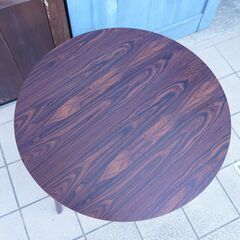 北欧デンマークから入荷したローズウッド材サイドテーブルです。モダンでスタイリッシュなデザインで、ソファサイドはもちろん棚付きなので飾り棚としてもおススメ。BL237