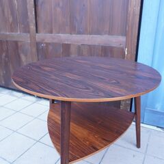 北欧デンマークから入荷したローズウッド材サイドテーブルです。モダンでスタイリッシュなデザインで、ソファサイドはもちろん棚付きなので飾り棚としてもおススメ。BL237