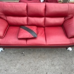 ニトリ　3人用本革ソファー　赤　値引不可