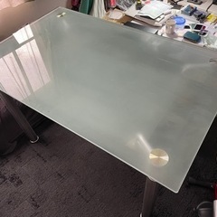 ガラス製ダイニングテーブル