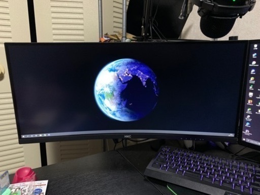 ワイドモニター、フルHDモニター、モニターアーム、【Razer】キーボード、【Razer】マウス、マウス充電ドック、【Razer】マウスパッド（大きめ）