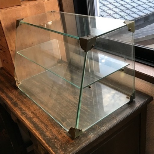【アンティーク】古いガラスショーケース　人気の台形型　昭和レトロ　ガラスケース