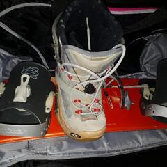 ボードの板と靴とバッグのセット