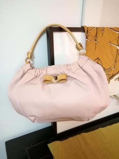 非常に美品。サルヴァトーレフェラガモ　ヴァラ　ハンドバッグ