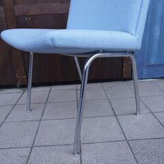 AP Stolen(APストーレン)社のHans J. Wegner(ハンス・J・ウェグナー)デザインAP37カストラップチェアです。ライトブルーの優しい色合いとスチール脚がインテリアのアクセントに①BL301