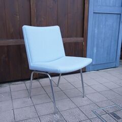 AP Stolen(APストーレン)社のHans J. Wegner(ハンス・J・ウェグナー)デザインAP37カストラップチェアです。ライトブルーの優しい色合いとスチール脚がインテリアのアクセントに①BL301