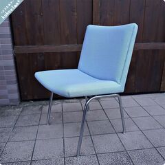 AP Stolen(APストーレン)社のHans J. Wegner(ハンス・J・ウェグナー)デザインAP37カストラップチェアです。ライトブルーの優しい色合いとスチール脚がインテリアのアクセントに①BL301