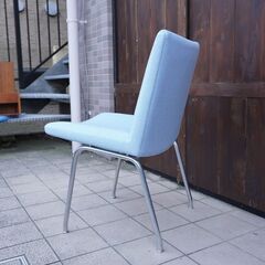 AP Stolen(APストーレン)社のHans J. Wegner(ハンス・J・ウェグナー)デザインAP37カストラップチェアです。ライトブルーの優しい色合いとスチール脚がインテリアのアクセントに①BL301