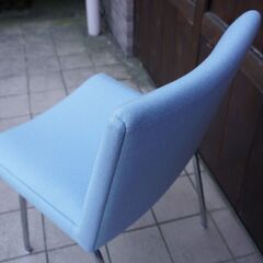 AP Stolen(APストーレン)社のHans J. Wegner(ハンス・J・ウェグナー)デザインAP37カストラップチェアです。ライトブルーの優しい色合いとスチール脚がインテリアのアクセントに①BL301