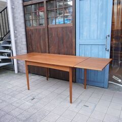 デンマークから入荷した伸長式ダイニングテーブルです。チーク材を使用したナチュラルな雰囲気のヴィンテージ北欧家具。エクステンション可能なテーブルは4人から6人用にも♪BL304