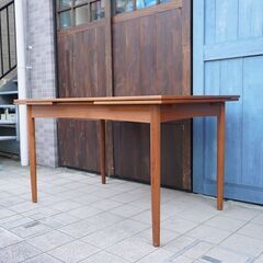 デンマークから入荷した伸長式ダイニングテーブルです。チーク材を使用したナチュラルな雰囲気のヴィンテージ北欧家具。エクステンション可能なテーブルは4人から6人用にも♪BL304