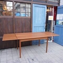 デンマークから入荷した伸長式ダイニングテーブルです。チーク材を使用したナチュラルな雰囲気のヴィンテージ北欧家具。エクステンション可能なテーブルは4人から6人用にも♪BL304