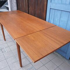 デンマークから入荷した伸長式ダイニングテーブルです。チーク材を使用したナチュラルな雰囲気のヴィンテージ北欧家具。エクステンション可能なテーブルは4人から6人用にも♪BL304
