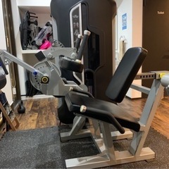 トレーニング器具　レッグエクステンション、レッグカール