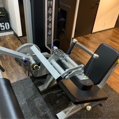 トレーニング器具　レッグエクステンション、レッグカール