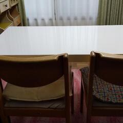 白いテーブルと椅子 無料です。