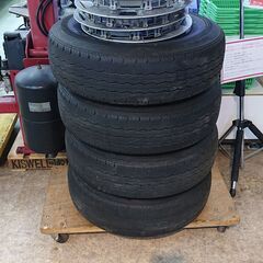 【値下げ】ハイエース200系 純正タイヤ 17年製 195/80R15