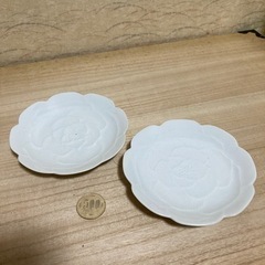 白の小皿　花の模様