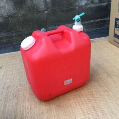 【赤も1つ】20L 灯油入れるヤツ レッドのポリタンク カッコいいやつ