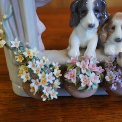 スペインLLADRO(リヤドロ)社の陶器人形の置物『フィギュリン』可愛いながめです。窓辺に身を乗り出す二匹の仔犬と可憐な花々が愛らしく微笑ましい作品です。贈答品/プレゼントBL323
