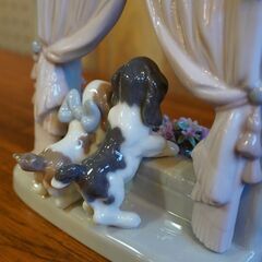スペインLLADRO(リヤドロ)社の陶器人形の置物『フィギュリン』可愛いながめです。窓辺に身を乗り出す二匹の仔犬と可憐な花々が愛らしく微笑ましい作品です。贈答品/プレゼントBL323