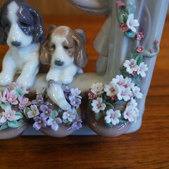 スペインLLADRO(リヤドロ)社の陶器人形の置物『フィギュリン』可愛いながめです。窓辺に身を乗り出す二匹の仔犬と可憐な花々が愛らしく微笑ましい作品です。贈答品/プレゼントBL323