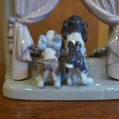スペインLLADRO(リヤドロ)社の陶器人形の置物『フィギュリン』可愛いながめです。窓辺に身を乗り出す二匹の仔犬と可憐な花々が愛らしく微笑ましい作品です。贈答品/プレゼントBL323