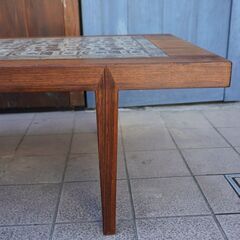 HASLEV(ハスレヴ)社より北欧デンマーク王室御用達のロイヤル・コペンハーゲン、TENERA（テネラ）シリーズのタイルを使用した、ローズウッド コーヒーテーブルです♪稀少ヴィンテージBL324