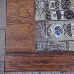 HASLEV(ハスレヴ)社より北欧デンマーク王室御用達のロイヤル・コペンハーゲン、TENERA（テネラ）シリーズのタイルを使用した、ローズウッド コーヒーテーブルです♪稀少ヴィンテージBL324